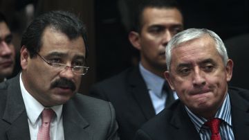 El presidente de Guatemala Otto Pérez Molina (d) asiste con su abogado César Calderón (i) a una audiencia de primera declaración en un juzgado de Ciudad de Guatemala.