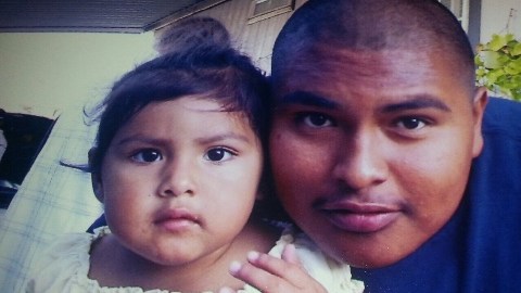 Augustin Pérez Sosa (der.), de 25 años, posa con su hija de 10 años. El hombre murió tras ser atropellado el pasado 18 de septiembre.