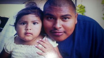 Augustin Pérez Sosa (der.), de 25 años, posa con su hija de 10 años. El hombre murió tras ser atropellado el pasado 18 de septiembre.