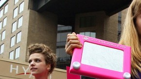 El cierre de clínicas impone una gran carga financiera y emocional en las mujeres.