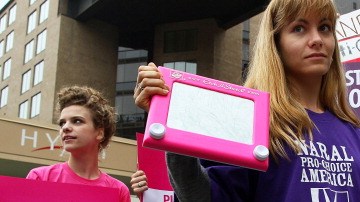 El cierre de clínicas impone una gran carga financiera y emocional en las mujeres.