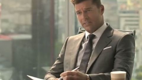 Ricky personifica a un jefe buen mozo y considerado que enamora a su secretaria.