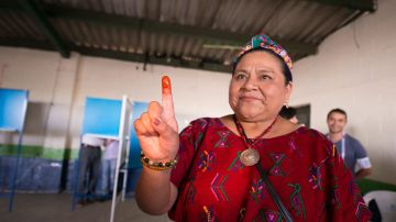 La líder ind{igena Rigoberta Menchú luego de depositar su voto.