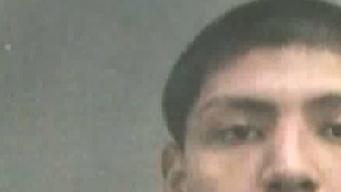 Alejandro Rivas, de 20 años, es buscado como persona de interés.