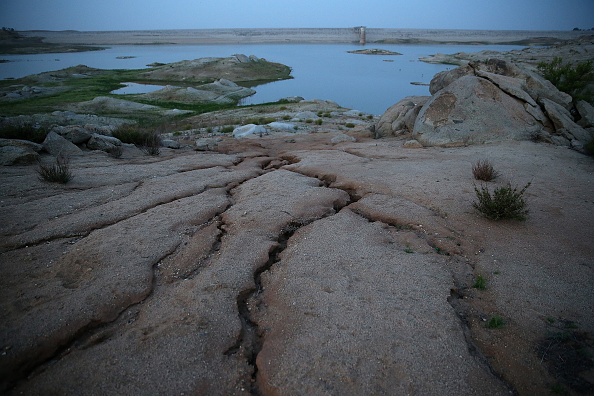 La sequía golpeó duramente a California en 2015, como puede verse en el nivel del agua del lago Hensley.