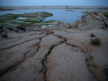 La sequía golpeó duramente a California en 2015, como puede verse en el nivel del agua del lago Hensley.