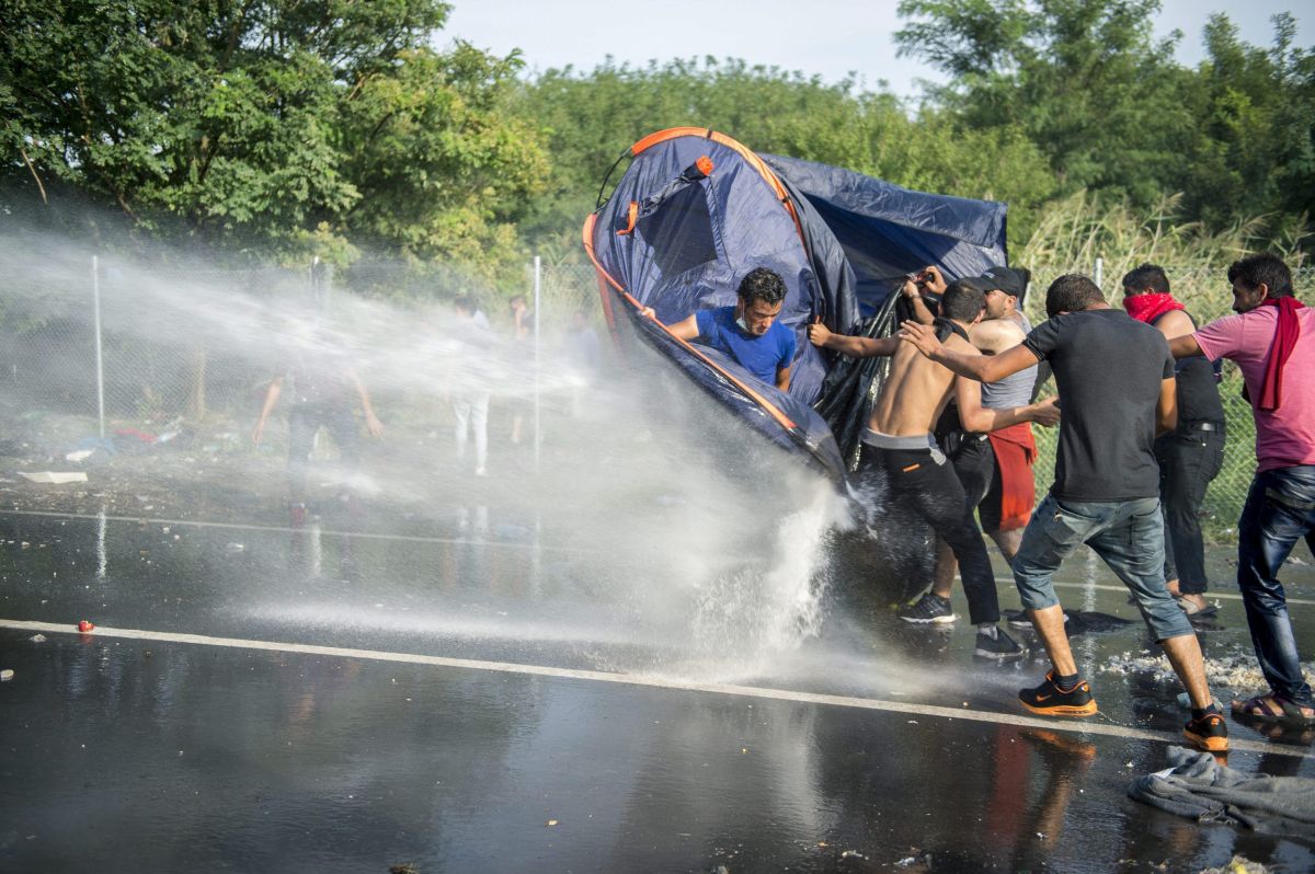 La Policía húngara contiene a los inmigranets con agua a presión.
