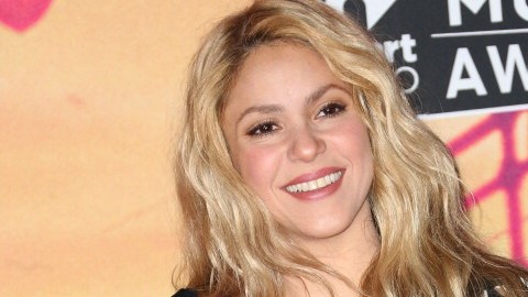 Shakira destina parte de sus ingresos a su fundación “Pies descalzos”.