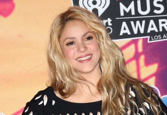 Shakira destina parte de sus ingresos a su fundación “Pies descalzos”.
