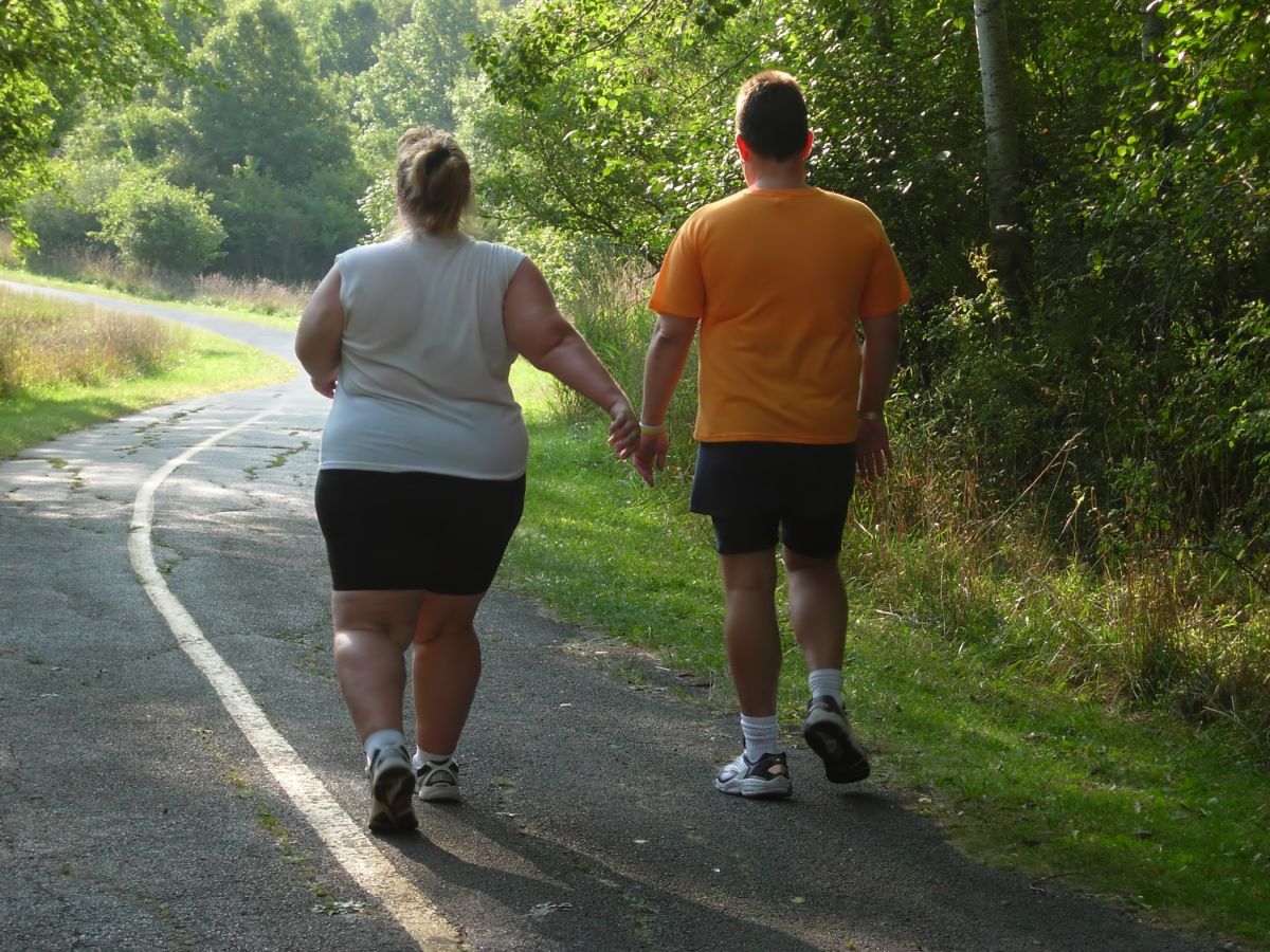 Entre los muchos beneficios del caminar destaca el ayudar a bajar de peso.