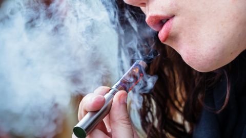 Mujer fumando cigarrillo eléctrico