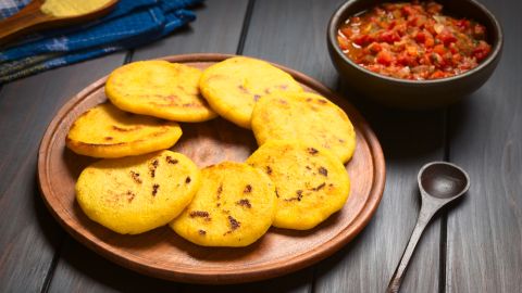 las arepas también son altas en carbohidratos y cada una puede contener aproximadamente 215 calorías o más.