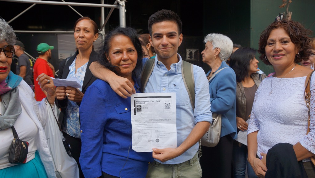 Una buena samaritana le regala un boleto a Saúl Mejía-Carrrillo.