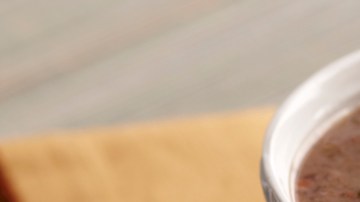 Frijoles negros  ligeramente condimentados con comino y orégano.