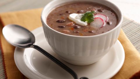 Frijoles negros  ligeramente condimentados con comino y orégano.