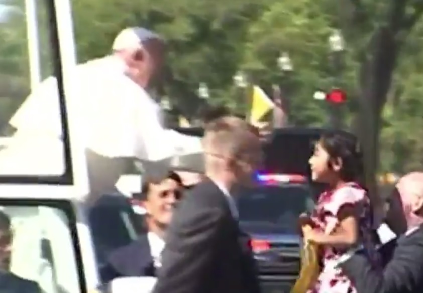 Sophie Cruz, de 5 años, obsequió al Papa una carta, intercediendo por inmigrantes en el país.