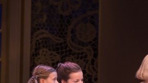 Kerstin Anderson (tercera izq.) es la estrella del 'revival' de 'The Sound of Music', en el Ahmanson Theatre.