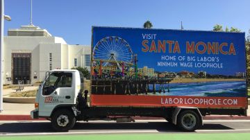 Camión con el que el EPI protesta la subida del salario mínimo en Santa Mónica.
