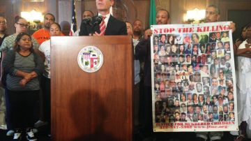 Flanqueado por el jefe de la policía de Los Ángeles, Charlie Beck, la madre de uno de esos niños, activistas y varios interventores de pandillas, el alcalde Garcetti demandó un alto a la violencia.