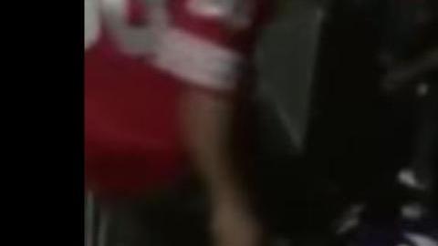 Un momento de la paliza videograbada por un aficionado.