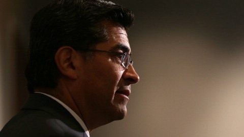 Xavier Becerra se convirtió en enero de 2017 en el primer Fiscal General latino de EEUU