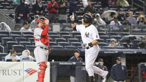 El boricua Carlos Beltrán llega al home luego de abrir el marcador en el segundo inning con un jonrón que marcó la pauta para el triunfo de los Yankees sobre Boston, el número 10,000 en la historia del equipo.