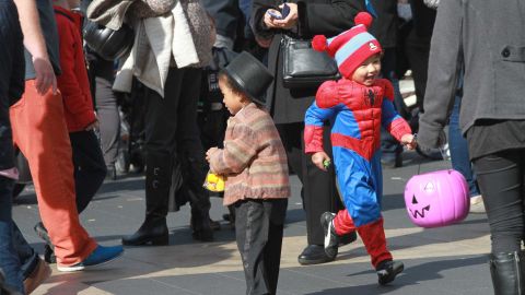 Parada de Halloween en el Lincoln Centre, donde muchos celebran con disfraces y recogen dulces.
Foto Credito: Mariela Lombard / El Diario.