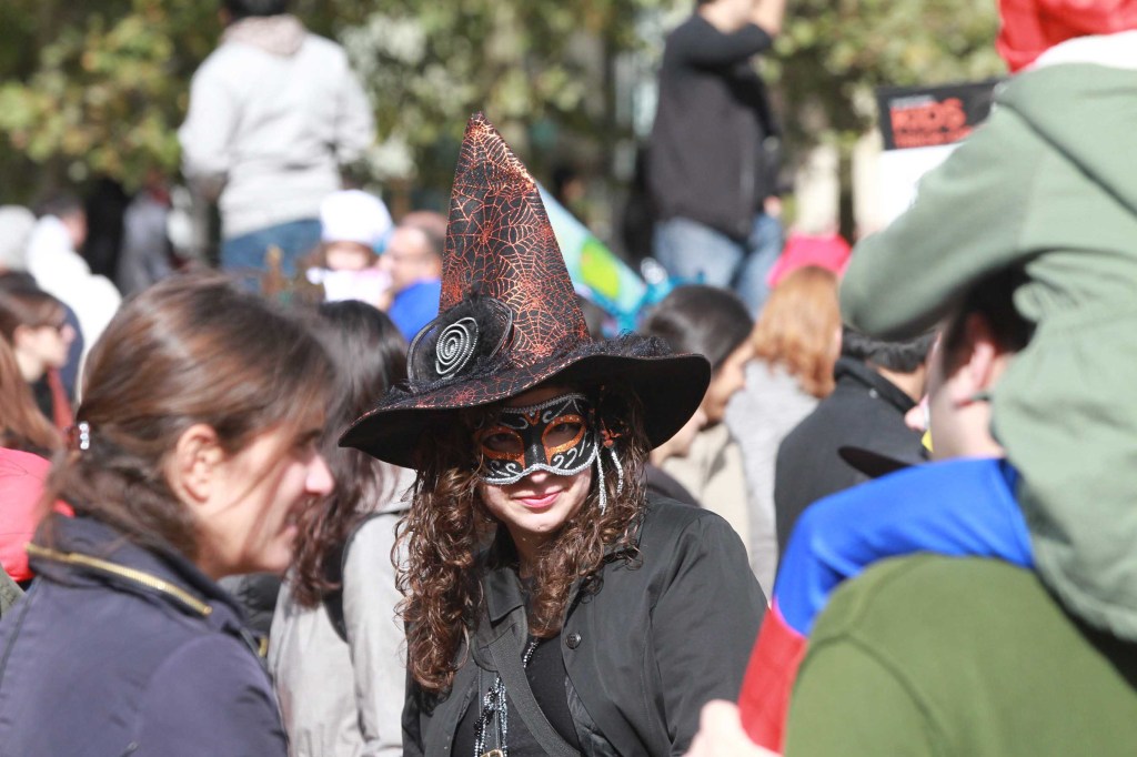 Parada de Halloween en el Lincoln Centre, donde muchos celebran con disfraces y recogen dulces. Foto Credito: Mariela Lombard / El Diario.