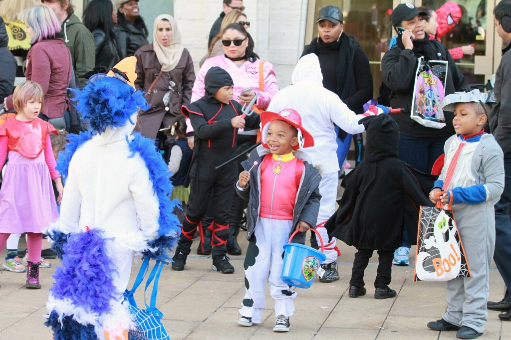 Parada de Halloween en el Lincoln Centre, donde muchos celebran con disfraces y recogen dulces. Foto Credito: Mariela Lombard / El Diario.