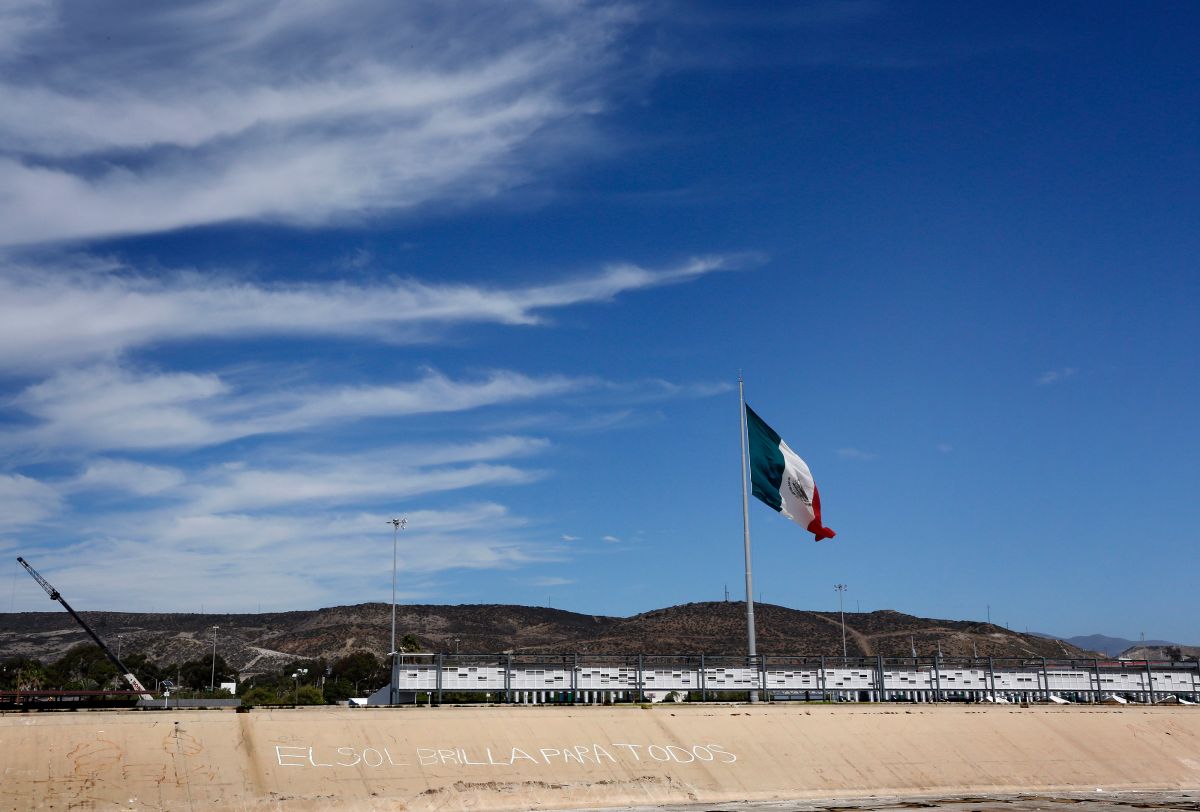  "El sol brilla para todos" se lee en una pared sobre la frontera entre México y Estados Unidos en Tijuana. /Aurelia Ventura