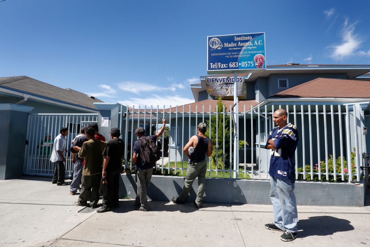Inmigrantes sin hogar esperan por comida afuer de Casa Madre Assunta en Tijuana. /Aurelia Ventura