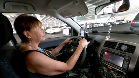 Georgina Gonzalez, quien desde hace cinco años trabaja como conductora de UBER ha visto sus ingresos desplomarse. / Aurelia Ventura/La Opinion