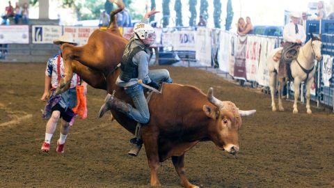 Más de 200 profesionales del rodeo pertenecientes a la Asociación de Vaqueros Profesionales compiten por premios en efectivo durante el fin de semana.