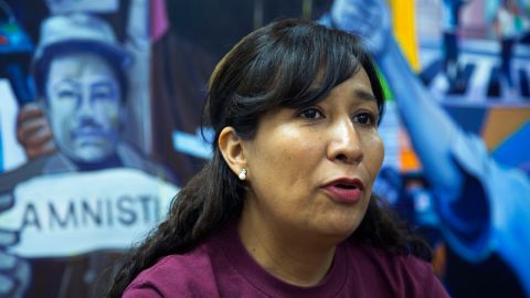 La inmigrante mexicana Isabel Medina participa en un ayuno en la Corte de Apelaciones del Quinto Circuito de Nueva Orleans para presionar por un fallo con relación a los alivios migratorios. (Ciro Cesar/La Opinión).