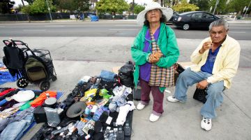 Maria Dolores Tafoya y su esposo Jose Maesta, ambos originarios de Mexico, venden y viven en las calles de Los Angeles.