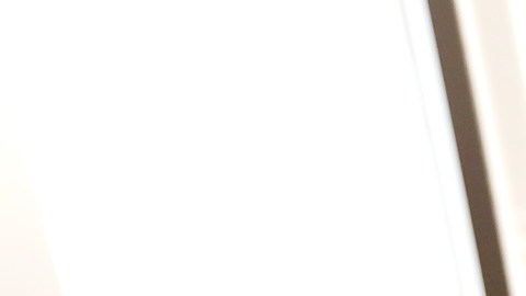 El presidente del Senado estatal, Kevin de León, habla con los integrantes de la junta comunitaria de La Opinión.