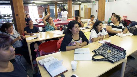 Padres de estudiantes angelinos ahora pueden educarse sobre cómo defender a sus hijos del sistema educativo.