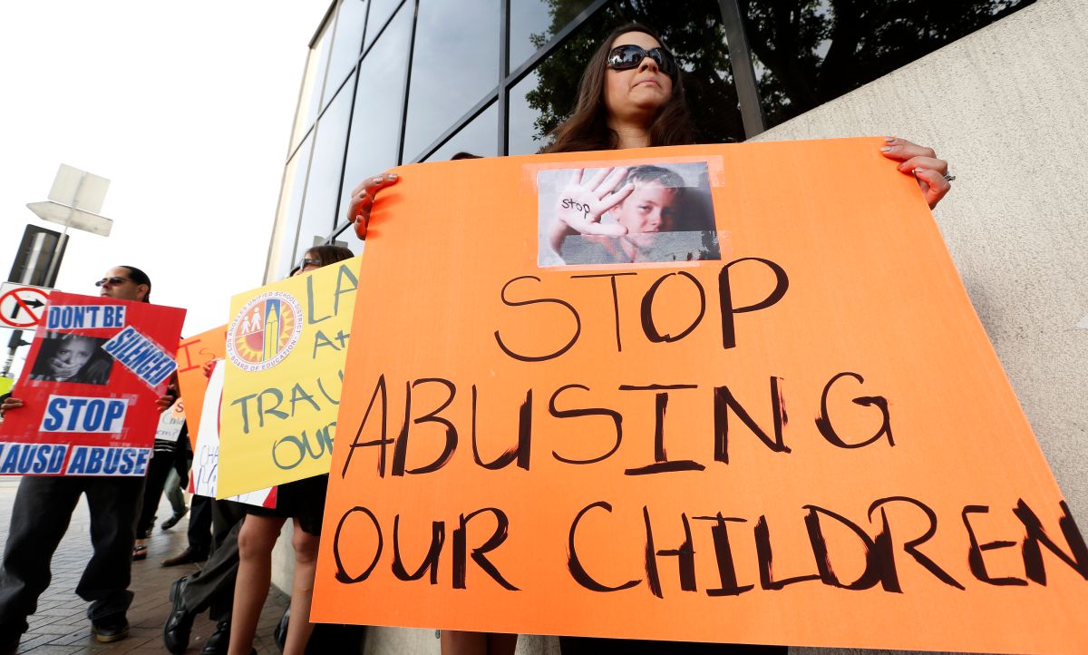 Foto de archivo de padres denuncian el abuso sexual que hubo en algunos escuelas de Los Ángeles.