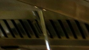 El chef ejecutivo e instructor Jesús Sánchez (der.) trabaja al lado del estudiante Alejandro Pea en el Instituto de Artes Culinarias del colegio Los Angeles Mission. /AURELIA VENTURA