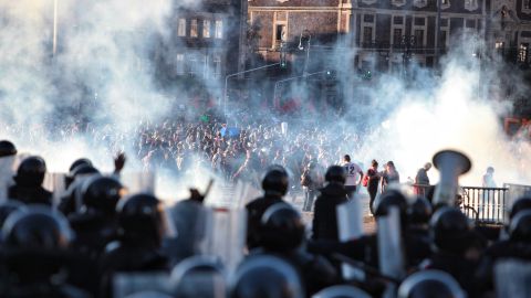 Encapuchados se enfrentan con bombas molotov con miembros de la Policía Federal en el Zócalo de Ciudad de México, durante la marcha por el aniversario de la matanza de Tlatelolco.