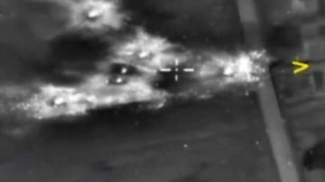Imagen cedida por el Ministerio de Defensa ruso que muestra una captura de video de un ataque aéreo de las fuerzas rusas contra posiciones del grupo terrorista Estado Islámico (EI) en Siria.