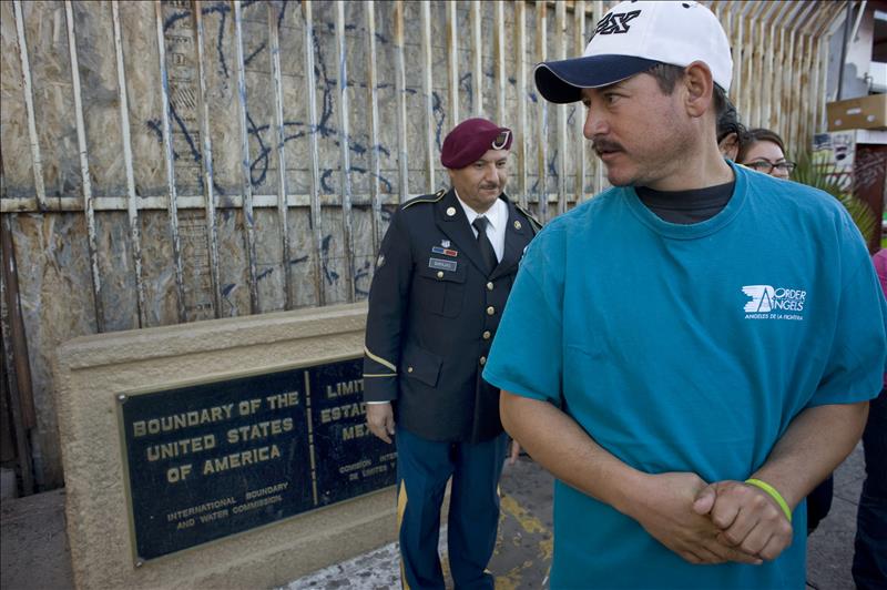 El inmigrante indocumentado Rafael Gaytán momentos antes de intentar cruzar la garita de San Ysidro en California.