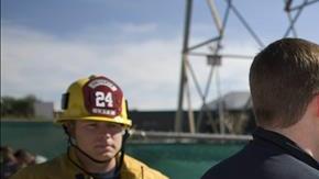 Trabajadores del Centro Médico de la Santa Cruz de Providence y estudiantes de la Preparatoria Alemany participan junto a miembros del Departamento de Bomberos de Los Ángeles en el simulacro de terremoto en la zona de Mission Hills.