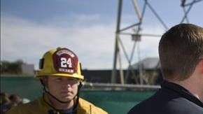 Trabajadores del Centro Médico de la Santa Cruz de Providence y estudiantes de la Preparatoria Alemany participan junto a miembros del Departamento de Bomberos de Los Ángeles en el simulacro de terremoto en la zona de Mission Hills.