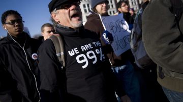 Manifestantes gritan consignas durante una marcha conmemorativa de la "Marcha del Millón" en Washington DC.