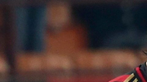 Kaká con los colores del Milan, similares a los de Flamengo.