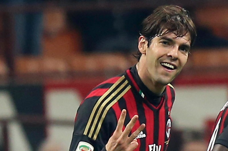 Kaká con los colores del Milan, similares a los de Flamengo.