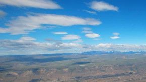 Situado en el corazón de la Patagonia argentina, El Calafate es la entrada al hielo continental patagónico, el cuarto en extensión del mundo. A pesar de su árido clima, este pequeño pueblo turístico está a solo 50 kilómetros del borde del hielo, que se ve aquí detrás de la línea distante de nubes.