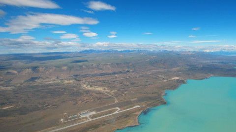 Situado en el corazón de la Patagonia argentina, El Calafate es la entrada al hielo continental patagónico, el cuarto en extensión del mundo. A pesar de su árido clima, este pequeño pueblo turístico está a solo 50 kilómetros del borde del hielo, que se ve aquí detrás de la línea distante de nubes.
