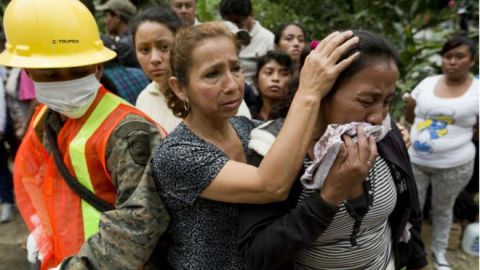 Los famiiliares de las víctimas y de los desaparecidos esperan por noticias de sus seres queridos.